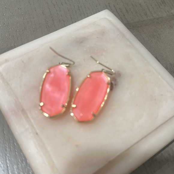 Beautiful Kendra Scott gold and pink/coral earrings LIKE NEW - Picture 3 of 3